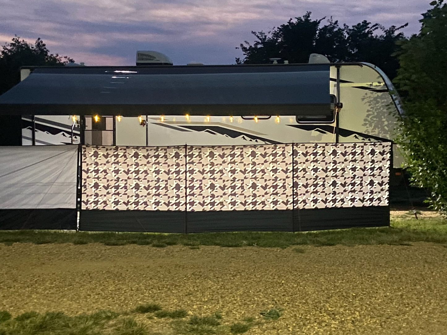 YXE Windbreak Privacy Screen -Geometric design