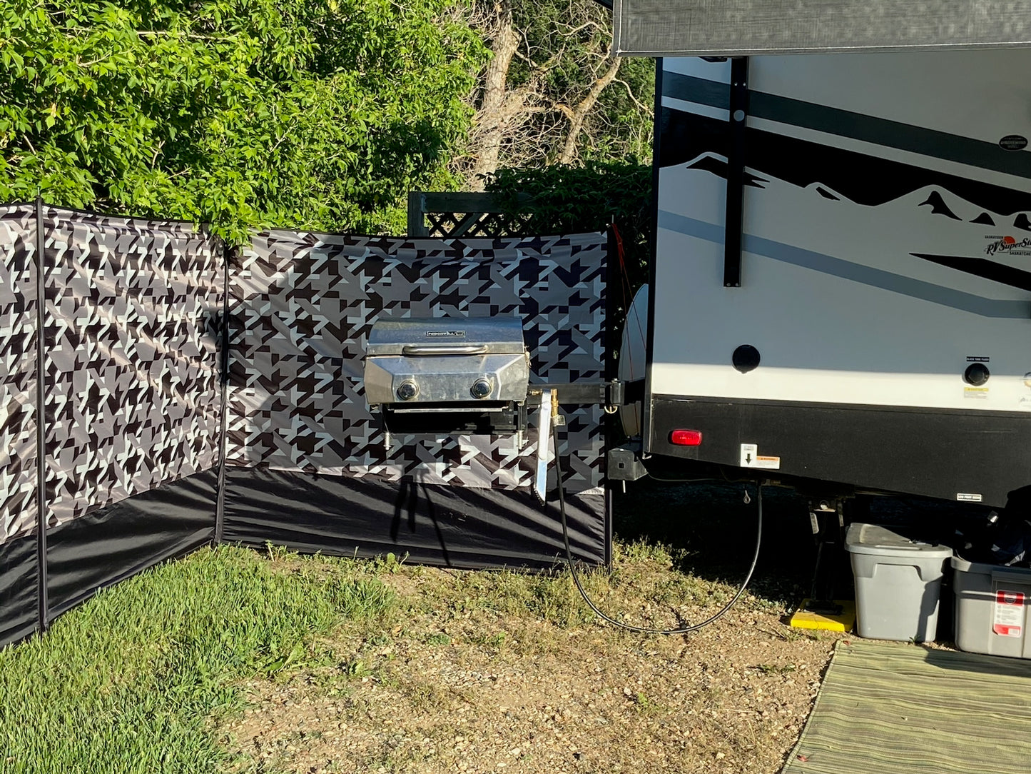 YXE Windbreak Privacy Screen -Geometric design